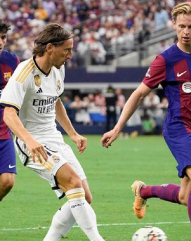 برشلونة يواجه ريال مدريد بقميص غريب