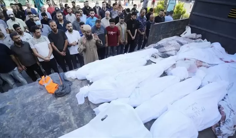تحلل جثث الشهداء الملقاة على الأرض في مخيم المغازي رغم انسحاب قوات الاحتلال منها