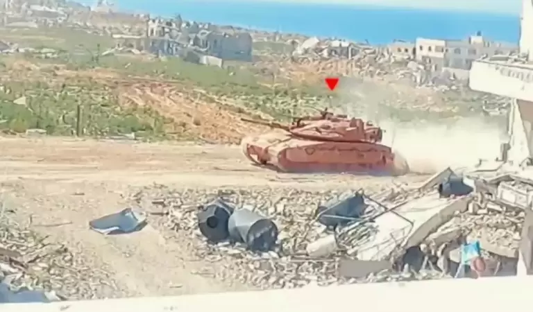 كتائب القسام تستهدف دبابة "مركافاه" وناقلة جند إسرائيلية بقذائف "الياسين 105"