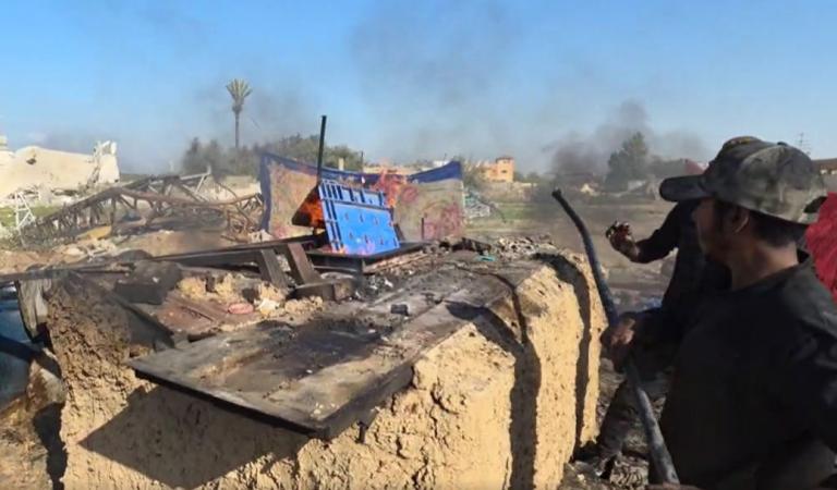 إغلاق المعابر يجبر الغزيين على صناعة الوقود من البلاستيك