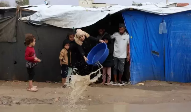 "فلسطين الآن" ترصد معاناة النازحين في الخيام بغزة