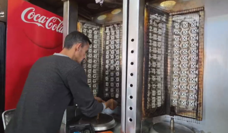 مطعم بغزة يبدع في مواجهة أزمة الغاز