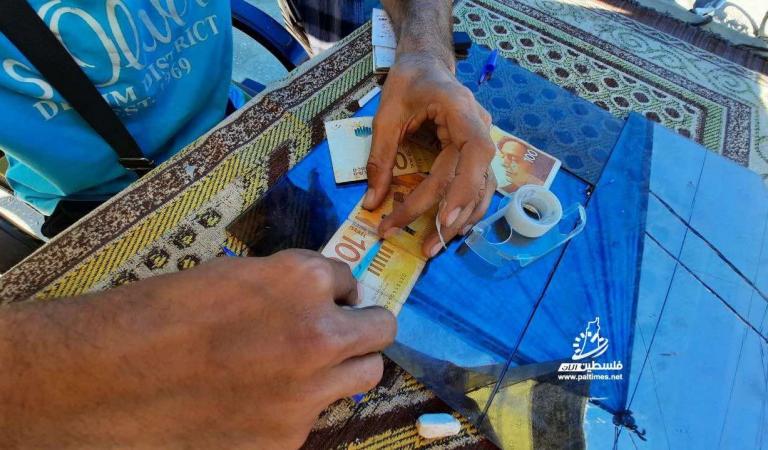 "فلسطين الآن" ترصد معاناة المواطنين.. "العملة المهترئة" أزمة تخنق ما تبقى من حياة في غزة