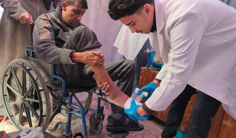 الرازي وأيادي العطاء ينفذان يومًا طبيًا مجانيًا للنازحين في النصيرات