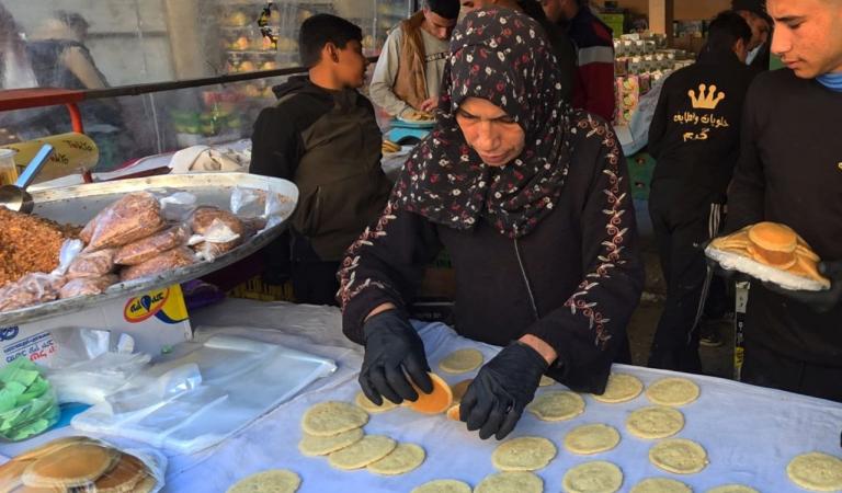 "قطايفُ النزوح".. حين تصبحُ لقمة العيش معركةً للكرامة!