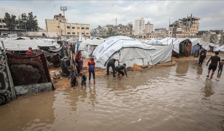 غزةُ تغرق.. شتاءُ النزوحِ يغمرُ الخيامَ بالوجع!