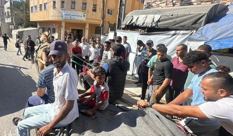 اللحظات الأولى بعد وقوع مجزرة في مخيم النصيرات وسط قطاع غزة؛ جرّاء قصف الاحتلال لمجموعة من الفلسطينيين