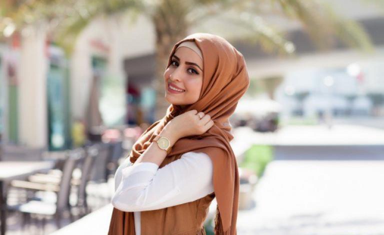 فتاة محجبة