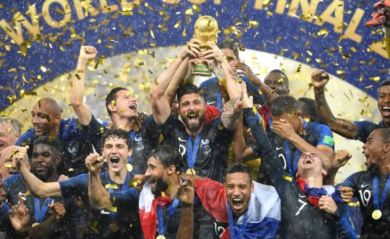 فرنسا تتوج أبطال مونديال 2018 بوسام جوقة الشرف