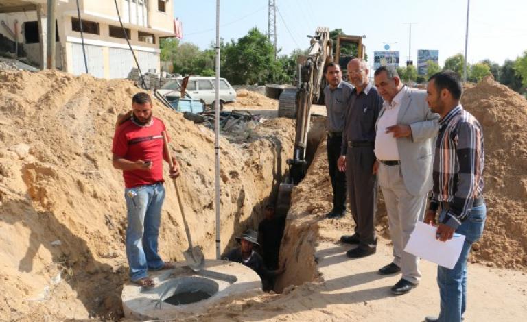الشروع بإنشاء شبكات صرف صحي بمناطق متفرقة بخانيونس