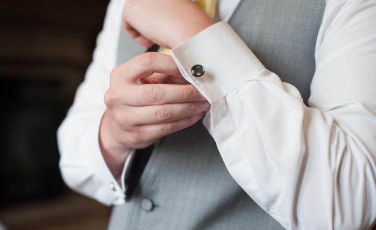 groom-putting-on-cufflinks-country-club-elegance-in-arizonas-desert-mountains-leslie-ann-photography