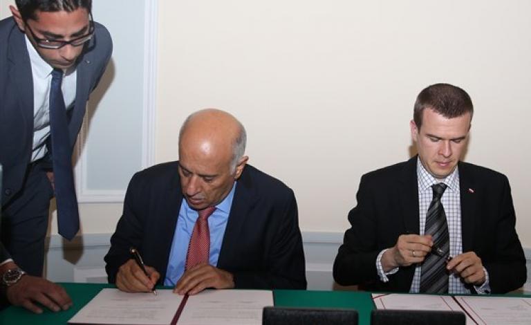 الرجوب ووزير الرياضة البولندي أثناء توقيع الاتفاقية