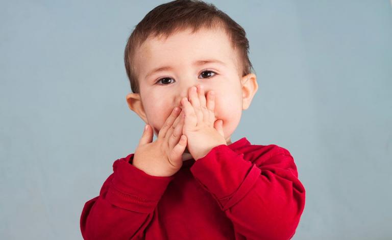 كيفية التعامل مع مشكلة تأخر الكلام لدى الأطفال