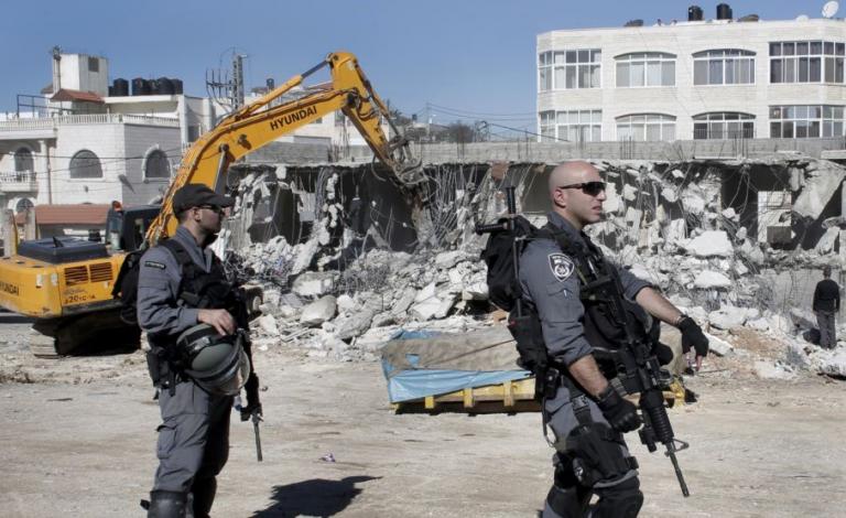 هدم جرافات الاحتلال منزلاً فلسطينياً