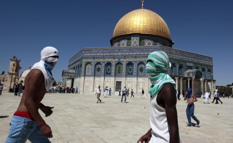 أفرجت سلطات الاحتلال الإسرائيلي، في وقت متأخر من الليلة الماضية، عن عدد من الشبان المقدسيين بشرط إبعادهم عن البلدة القديمة في القدس والمسجد الأقصى لمدة ثمانين يوما.  وشمل الإبعاد 12 شابا، هم: هشام محمد البشيتي، ومؤمن الكركي، وسعيد نورين، ومصطفى نورين، ويز