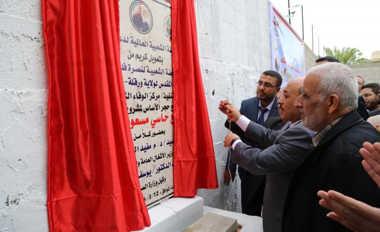 الوزير الحساينة خلال وضع حجر الأساس لمجمع حاسي الطبي (1)