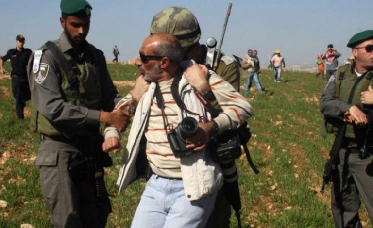 "الإعلام": 53 انتهاكاً بحق الصحفيين خلال يوليو المنصرم