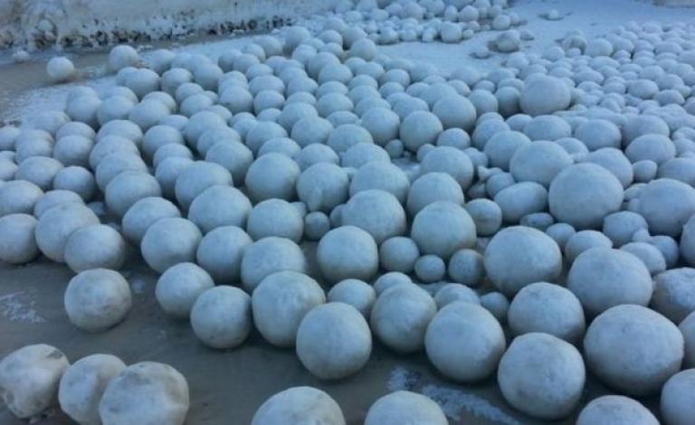 ظهور كرات ثلجية عملاقة على شاطئ في سيبيريا (1)