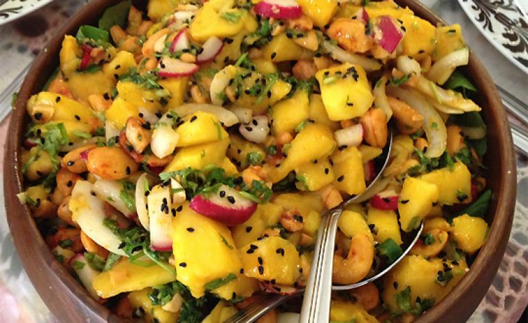 سلطة المانجا مع الكاجو