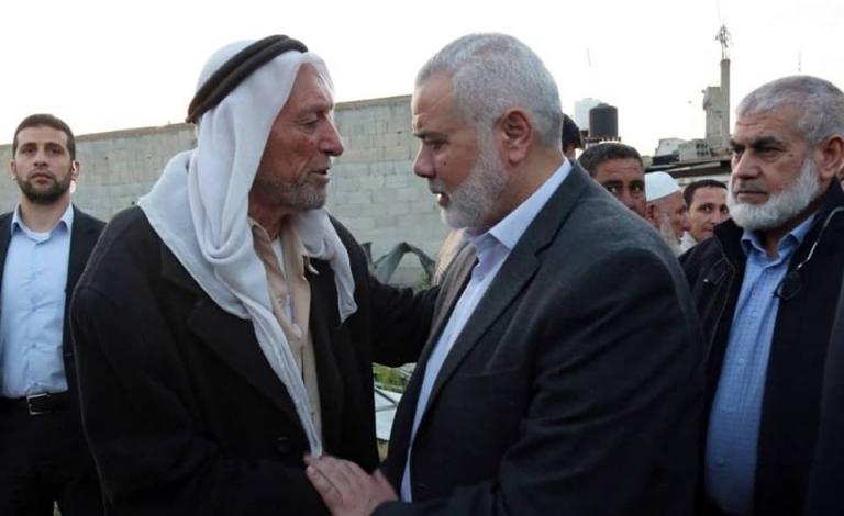 هنية يؤدي واجب العزاء لذوي الشهداء