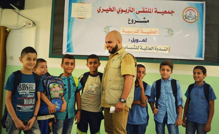 صورة خبر توزيع الملتقى التربوي حقائب مدرسية على الطلاب المحتاجين بالوسطى