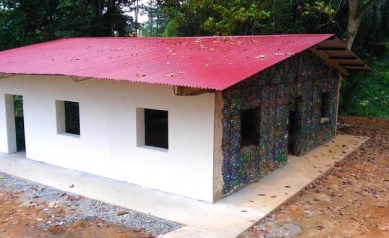 2-منازل-القوارير-البلاستيكية