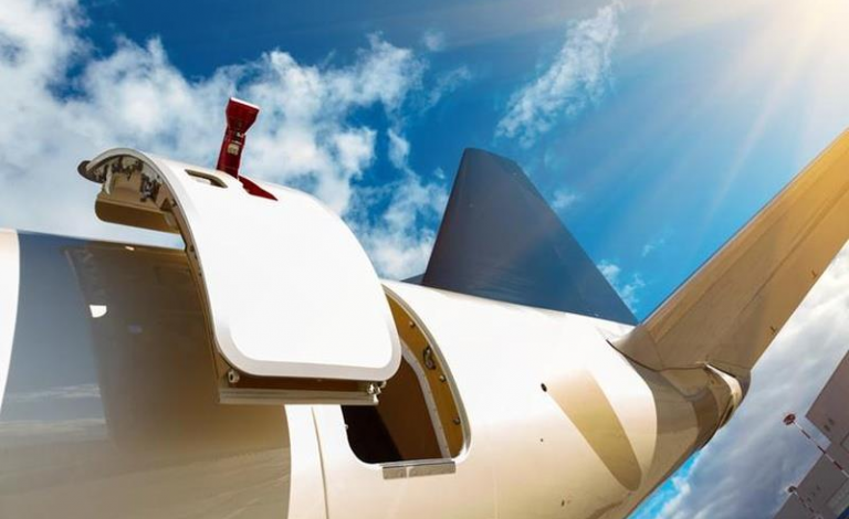 ماذا يحدث لو فتح باب الطائرة في الجو؟