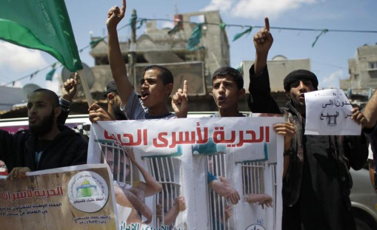 الاحتلال يواصل عزل 16 أسيرًا فلسطينيًا
