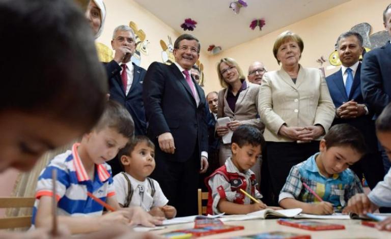 ميركل تزور اللاجئين في تركيا