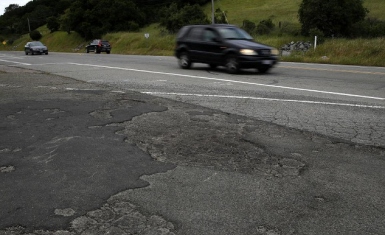 كاليفورنيا ترفع ضرائب الوقود بهدف إصلاح الطرق والجسور