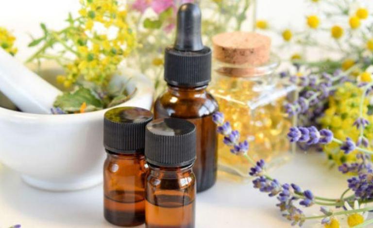 قد يتعرّض الجميع لبعض الحروق الصغيرة العرضية التي تحدث يوميًّا في المنزل. لذا، من الضروري الاحتفاظ ببعض الزيوت العطرية، التي تملك خاصية تسكين الألم ومعالجة الحروق على الفور.  يمكن معالجة الحروق اليومية (من الدرجة الأولى)، بوضع بضع نقاط من زيت اللافندر الع