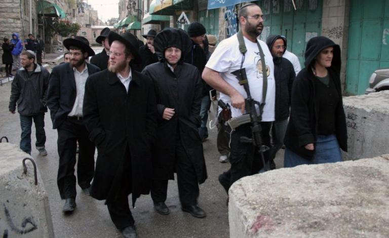 القدس: مستوطنون يعتدون على مركبات مواطنين