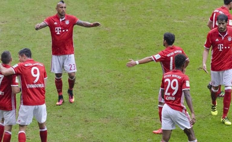 احتفال لاعبي بايرن ميونخ بالفوز