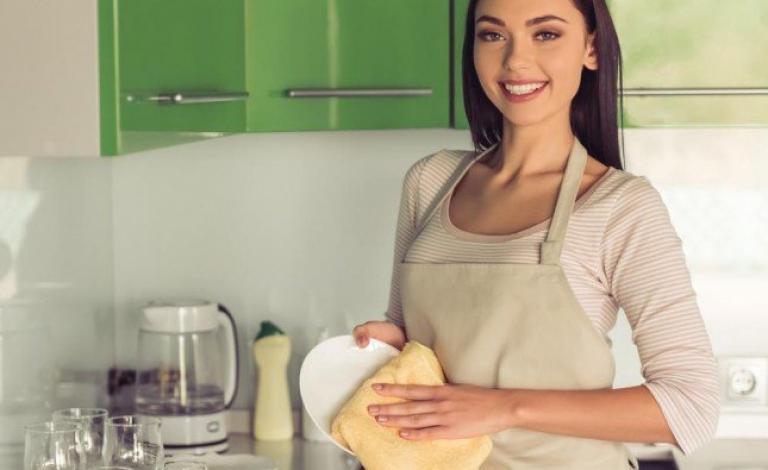 4 أشياء لا تغفلي عن تنظيفها في المطبخ