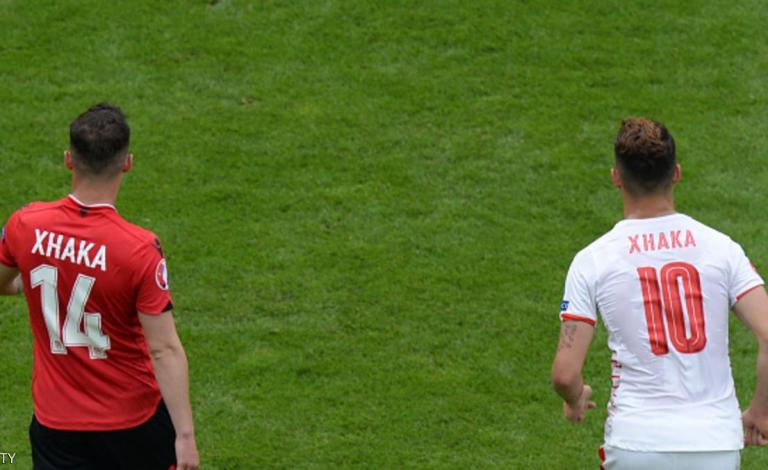 الأخوان تشاكا على أرضية المعلب يلعبان ضد بعضهما