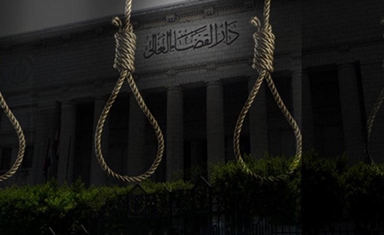 مصرية تعثر على ابنها مشنوقا بملابس نسائية مثيرة