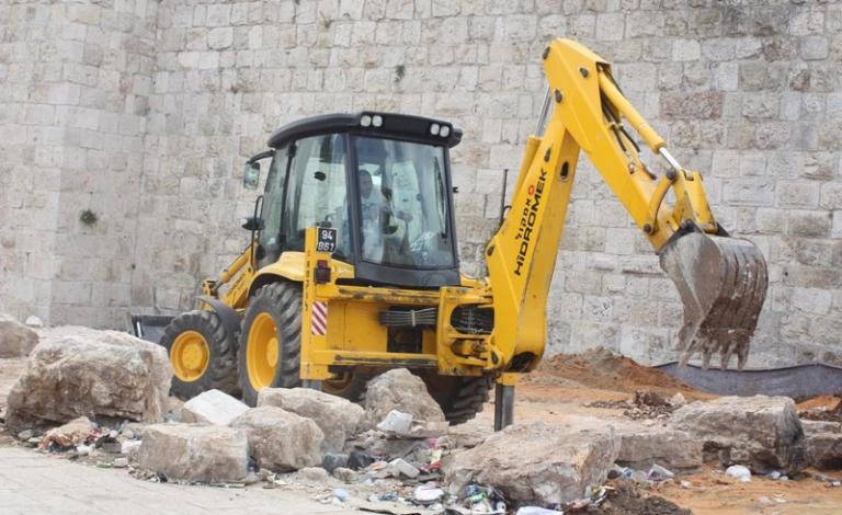 انفجار لغم قديم بجرافة أثناء عملها بمدينة الخليل