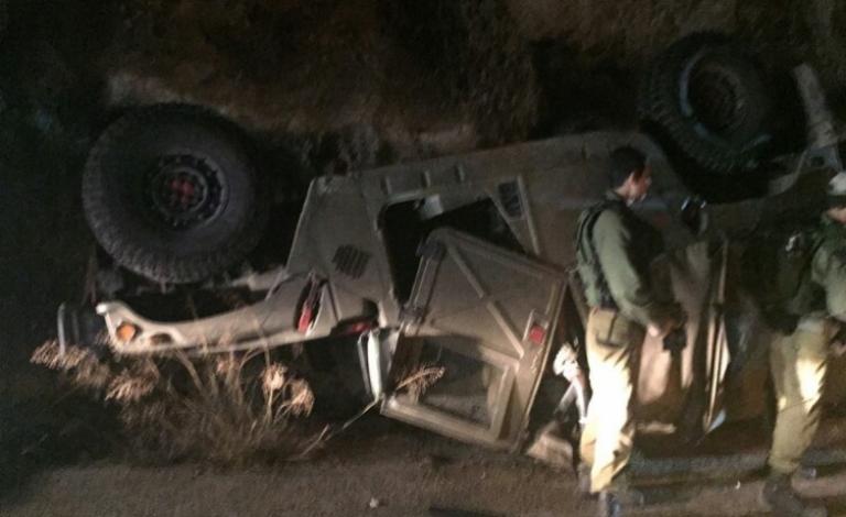 إضابة أربعة جنود إسرائيليين بانقلاب جيب قرب 