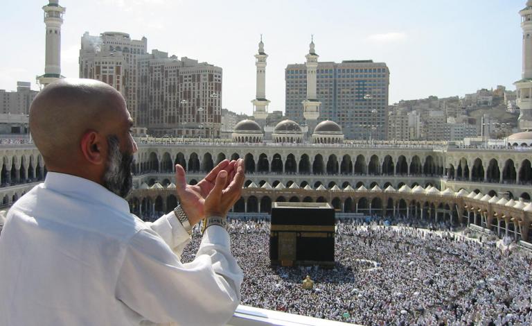 Supplicating_Pilgrim_at_Masjid_Al_Haram._Mecca,_Saudi_Arabia