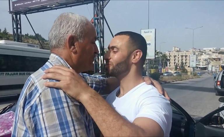 الأسير عايش لحظة تحرره في شهر أبريل نيسان