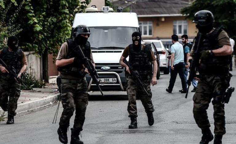 des-officiers-de-police-patrouillent-dans-les-rues-d-istanbul-le-10-aout-2015_5399735