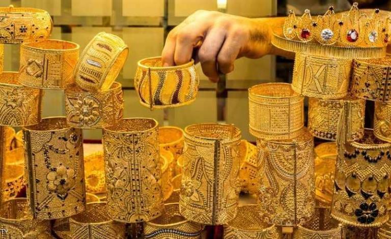 الذهب يتراجع مع ارتفاع الدولار
