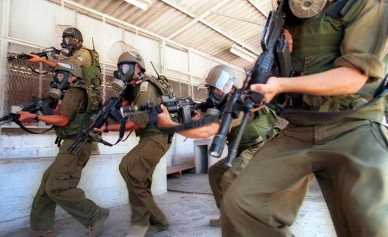 الاحتلال يقتحم قسم 13 بسجن النقب ويعزل 5 أسرى