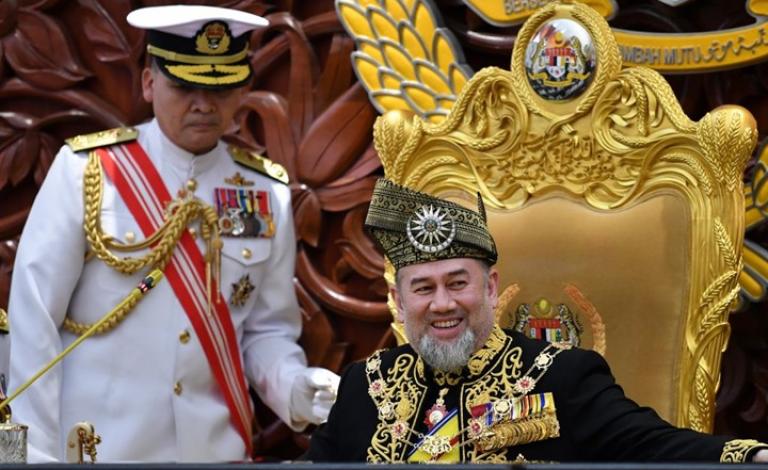 ملك ماليزيا يتنحى بعد شهرين من زواجه ملكة جمال روسية