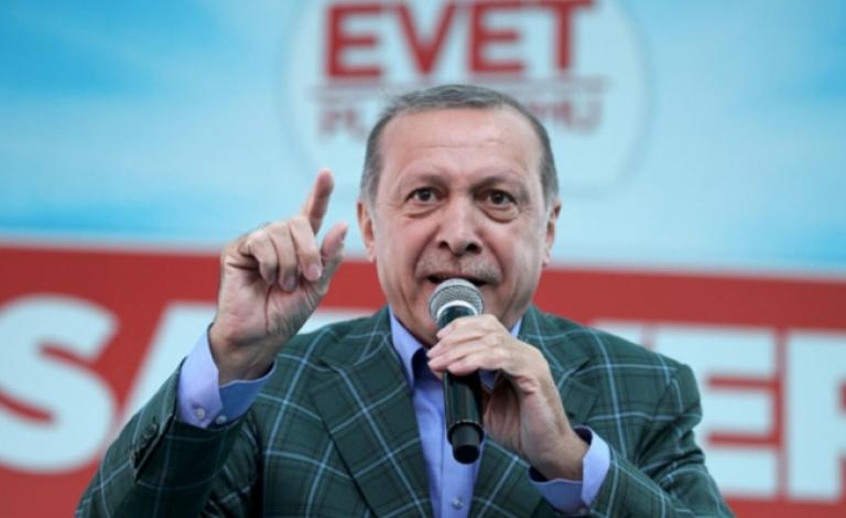 يدلى الناخبون الأتراك بأصواتهم اليوم، الأحد، في استفتاء قد يمنح الرئيس رجب طيب إردوغان سلطات جديدة شاملة ويمهد لأقوى تغيير في النظام السياسي لتركيا في تاريخها الحديث. وأعطت استطلاعات الرأي تقدما بفارق بسيط للمعسكر المؤيد للتصويت بنعم، والذي سيؤدي إلى أن ت