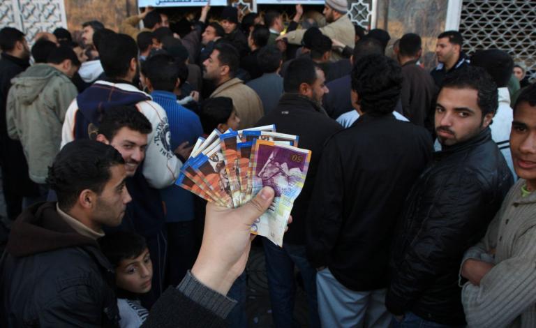 Wissam-البدء بصرف رواتب موظفي غزة بنسبـة 45% 