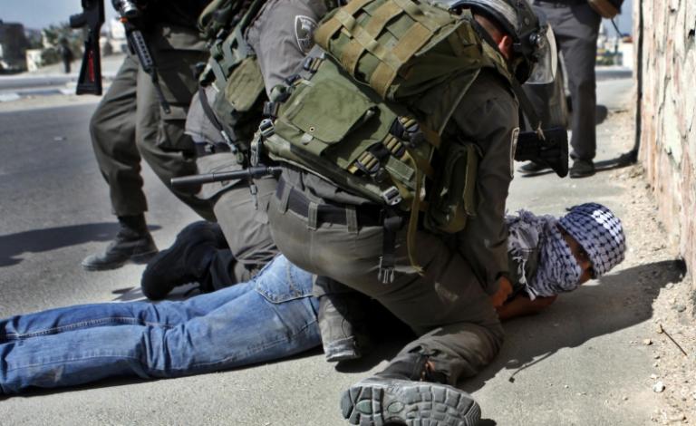 الاحتلال ينكّل بأسير من بيت لحم خلال اعتقاله