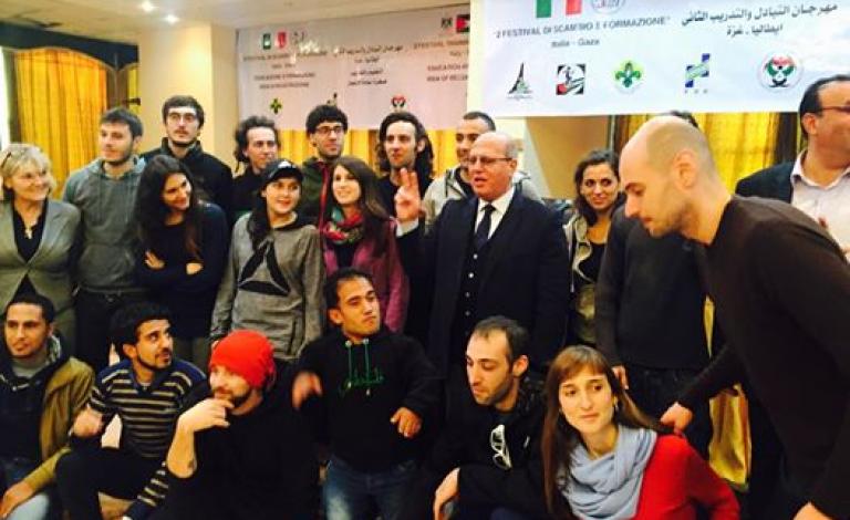 النائب جمال الخضري خلال لقاء وفد تضامني إيطالي