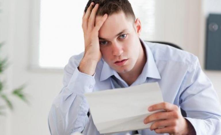 تضحكين في المواقف المحزنة؟ لست الوحيدة فالأمر طبيعي وهذا تفسير العلم لذلك!