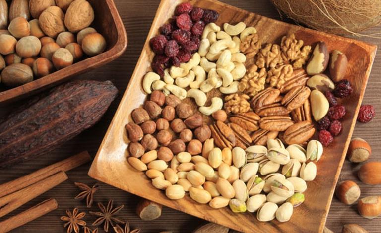 هل تبحث عن وجبة غذائية خفيفة وصحية غنية بالعناصر الغذائية. إذا، المكسرات هي الحل الأمثل للإجابة على طلبك.  وتُعتبر المكسرات غنية بالدهون غير المشبعة الصحية للقلب والدهون غير المشبعة الأحادية، والتي تخفض من نسبة 